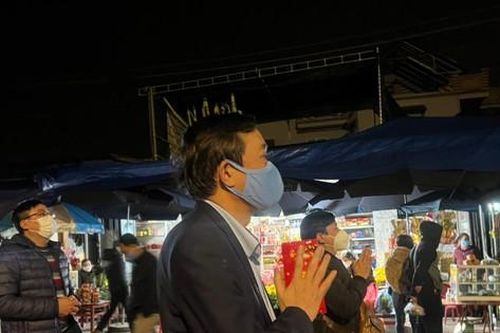 Đền Trần đóng cửa đêm khai ấn, người dân vái vọng từ ngoài cổng