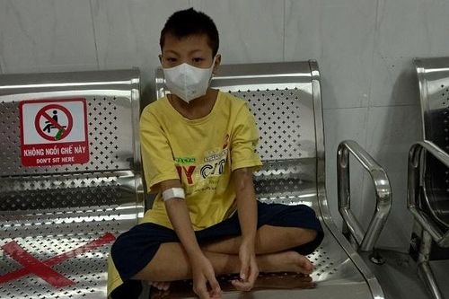 Giấc ngủ nhọc nhằn trên yên xe của cậu bé bị suy thận giai đoạn cuối