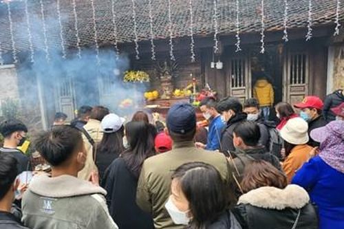 Tấp nập người đi lễ đền, chùa dịp Rằm tháng Giêng ở Hà Tĩnh
