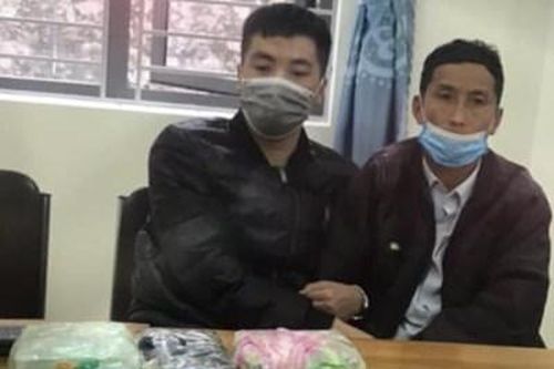 Khởi tố đối tượng mang dao nhọn vận chuyển 2 bánh heroin cùng 6.000 viên ma túy