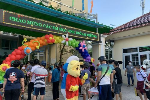 TP Hồ Chí Minh: Học sinh rộn ràng đến trường, phụ huynh mừng vì được 'giải phóng'