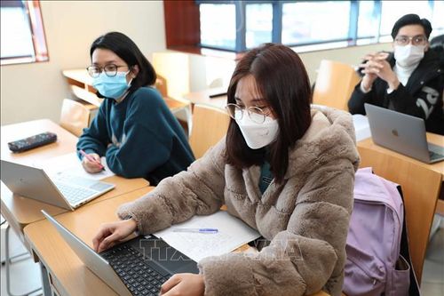 Sinh viên Hà Nội trở lại trường học trực tiếp