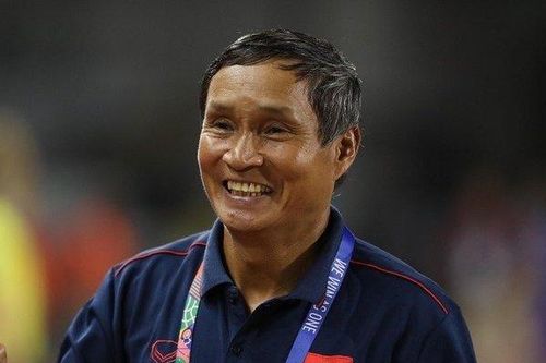 Thiếu chuẩn FIFA, HLV Mai Đức Chung khó dẫn nữ Việt Nam ở World Cup