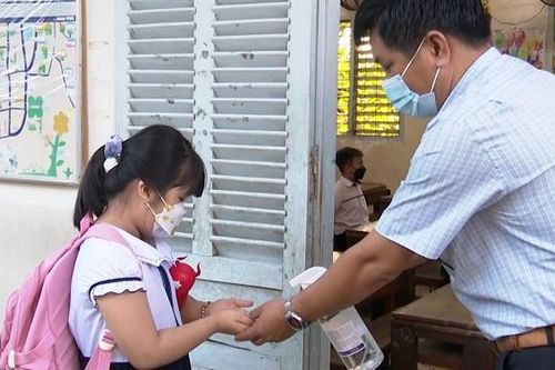 Học sinh khối mầm non, tiểu học ở miền Tây rộn ràng đến trường