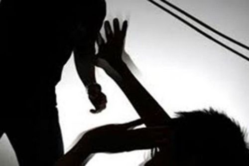 Nghi ngờ vợ có người đàn ông khác, chồng cầm dao đến phòng trọ đâm tình địch nhiều nhát tử vong
