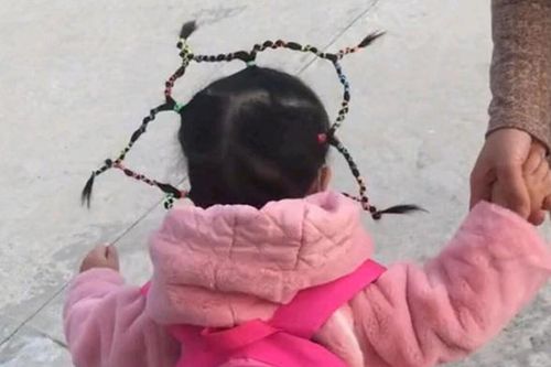 Đón con tan học, người mẹ tròn mắt ngạc nhiên vì kiểu tóc 'có một không hai' trên đầu con gái