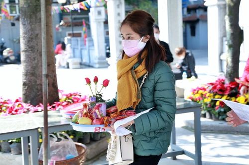 Ngày Valentine, chùa Hà tấp nập người đến cầu duyên: 'Lễ tình nhân không có người yêu thì đi cầu duyên'