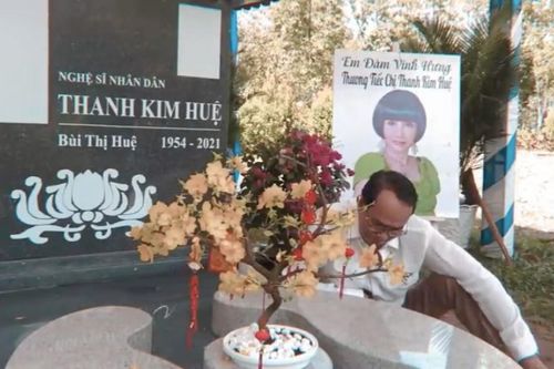 NS Thanh Điền gục khóc bên mộ vợ, chia sẻ về cái Tết buồn: 'Rồi một ngày nào đó anh cũng nằm kế bên em'