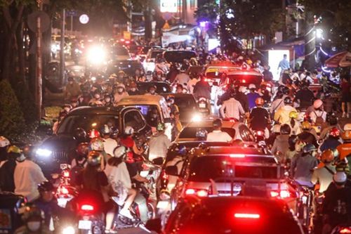 TP.HCM: Các cặp đôi đổ ra đường ngày lễ tình nhân, nhiều tuyến đường kẹt cứng