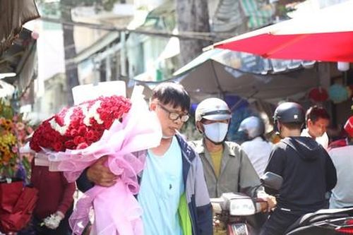 Giá hoa tăng mạnh, chợ hoa Hồ Thị Kỷ vắng khách ngày Valentine