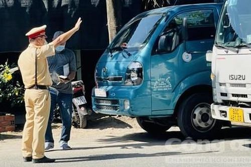 CSGT TPHCM tiếp tục kiểm tra bất ngờ, test nhanh ma túy đối với tài xế