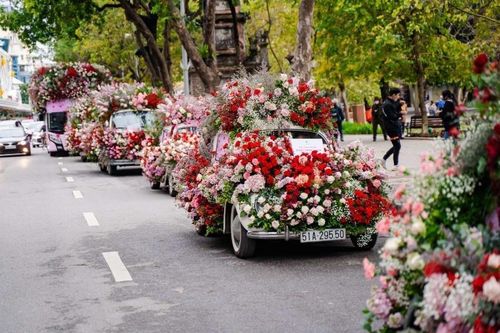 Màn tỏ tình ấn tượng nhất thế giới vừa diễn ra tại Hà Nội với 99.999 bông hồng