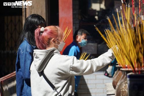 TP.HCM: Nhiều người tới chùa cầu duyên trong ngày Valentine