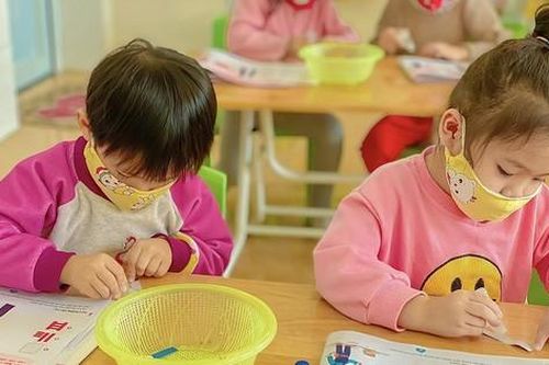 Sáng nay, nhiều trẻ mầm non, tiểu học lần đầu tiên được đến trường học trực tiếp