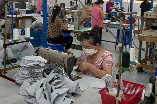 Nam Trung Bộ: Lao động hồ hởi trở lại làm việc