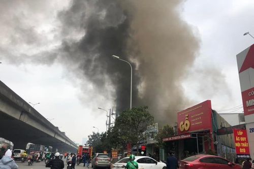 Đang xảy cháy ở cơ sở kinh doanh gà tại đường Nguyễn Xiển
