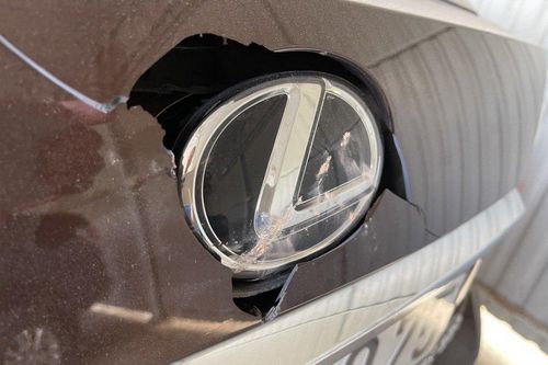 Nam thanh niên đập phá chiếc Lexus của thượng tá cảnh sát