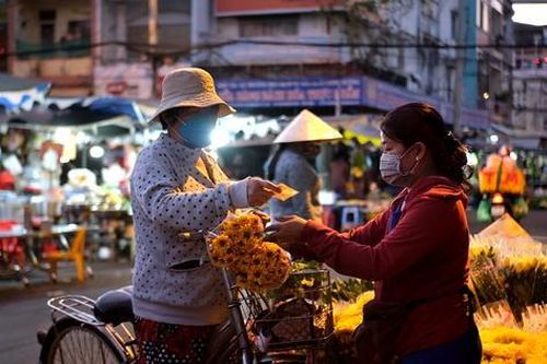 Người dân TPHCM tấp nập đi chợ sớm mua đồ cúng ngày rằm tháng Giêng