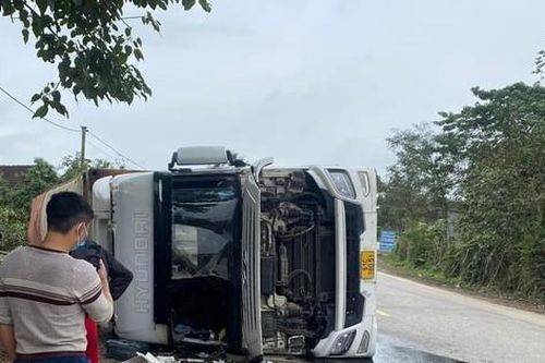 Xe đầu kéo mất lái lật giữa đường, quốc lộ ùn tắc nhiều giờ