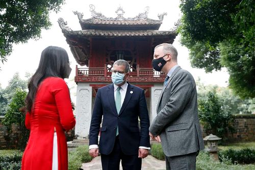 Bộ trưởng, Chủ tịch COP26 đi xe buýt Hà Nội, đánh trống ở Văn Miếu
