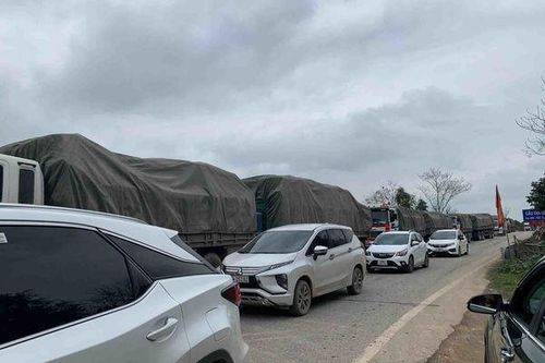 Xe đầu kéo lật nhào trên quốc lộ, tắc đường nhiều giờ ở Hà Tĩnh