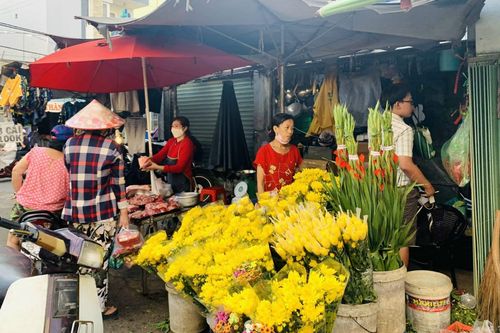 TP Hồ Chí Minh nhộn nhịp thị trường Rằm tháng Giêng