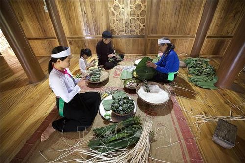 Gói bánh ống, bánh chưng - nét đẹp văn hóa của người Mường ở Hòa Bình