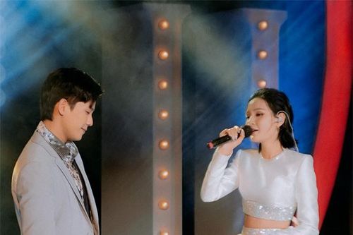 Clip: Hiền Hồ và Quân A.P song ca bản mashup 'gây bão' một thời, mới hát câu đầu đã 'oét' nhưng nhanh trí giải thích rất mượt