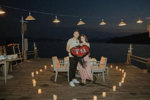 Trung vệ của tuyển Việt Nam cầu hôn bạn gái đúng ngày lễ tình yêu, hẹn ngày về chung 1 nhà
