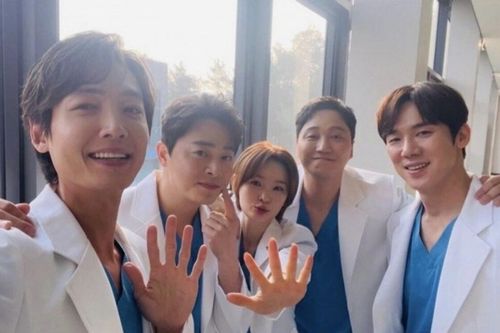 Dàn cast 'Hospital Playlist' hội ngộ với ngoại hình khác lạ, dân tình hóng phần 3?