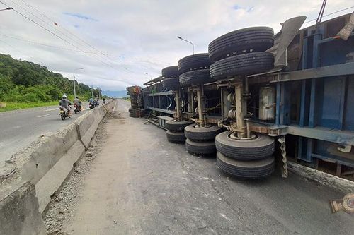 Xe đầu kéo tông dải phân cách, lật nghiêng trên Quốc lộ 1