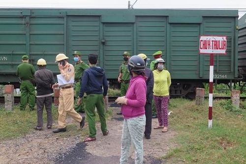 Nghe điện thoại khi băng qua đường sắt bị tàu tông suýt mất mạng