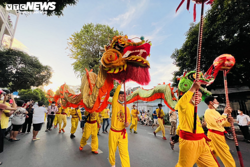 Người Hoa tại TP.HCM diễu hành mừng Tết Nguyên tiêu