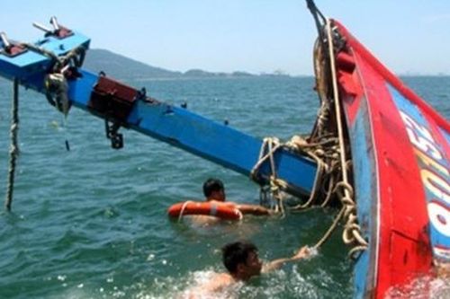 Tàu cá chìm giữa biển, 11 thuyền viên thoát chết