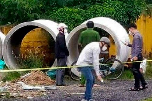Xác người đàn ông bị giấu dưới cống