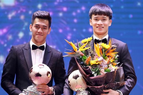 Vượt Quang Hải, Hoàng Đức giành Quả bóng vàng Việt Nam 2021