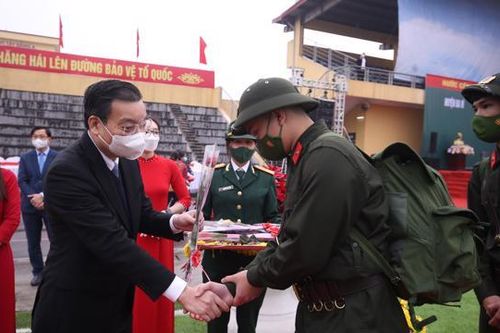 Chủ tịch UBND TP Hà Nội Chu Ngọc Anh động viên tân binh lên đường nhập ngũ