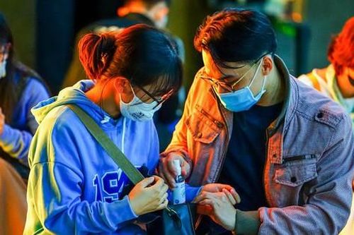 Bạn trẻ Sài Gòn nắm tay nhau đi xem phim tình cảm sau dịp Valentine