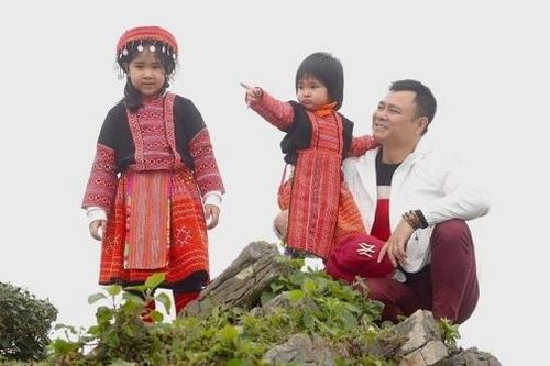 Gia đình NSND Tự Long diện trang phục dân tộc, ghi lại những khoảnh khắc đẹp ở đồi chè Mộc Châu