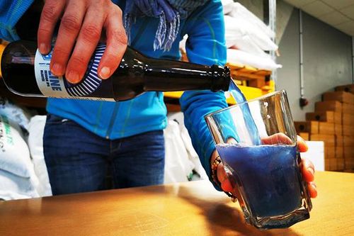 Bí mật ẩn giấu trong loại bia màu xanh lam 'độc nhất vô nhị' của Pháp