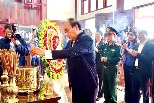 Chủ tịch nước dâng hương tưởng nhớ Thủ tướng Phạm Văn Đồng