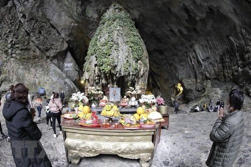 Ngày đầu Chùa Hương chính thức mở cửa trở lại, du khách không quá đông