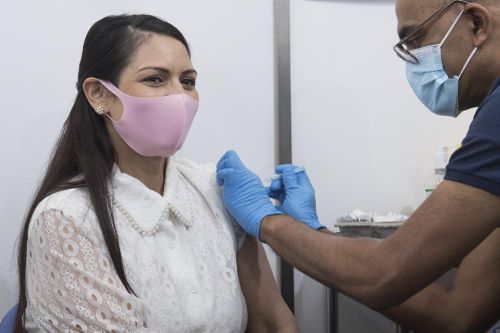 Vaccine COVID-19 giảm rủi ro mắc hội chứng COVID kéo dài