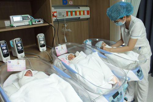 Hành trình vượt cạn của sản phụ trẻ mang tam thai tự nhiên với nhiều biến chứng nguy hiểm