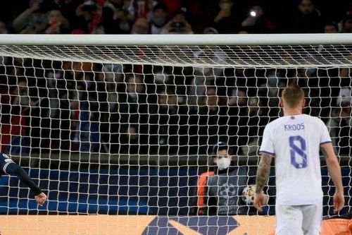 Vì sao Messi hay sút hỏng phạt đền?