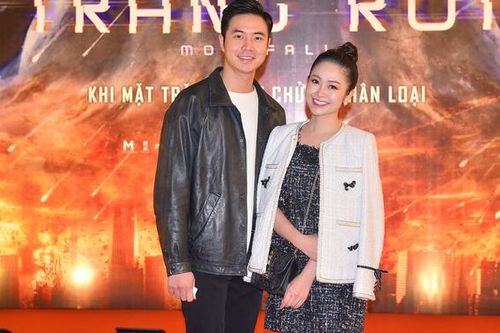 Chàng công an Đông của 'Phố trong làng' đưa vợ đi xem 'Trăng rơi'