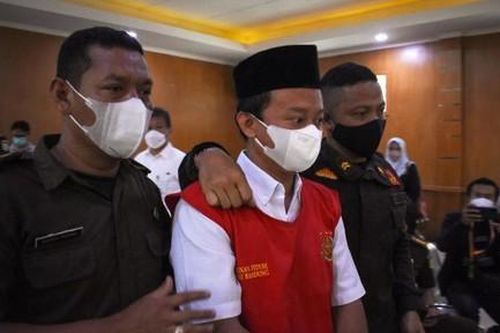 Indonesia: Tuyên án chung thân giáo viên cưỡng hiếp nhiều học sinh