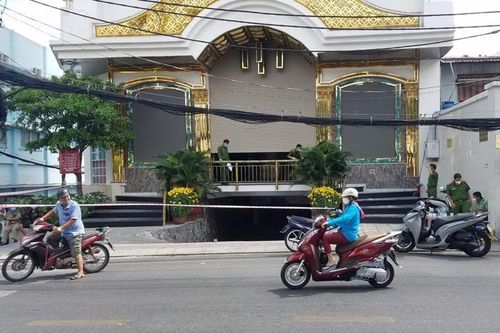 Hỗn chiến từ ngoài đường vào quán karaoke, 1 người tử vong