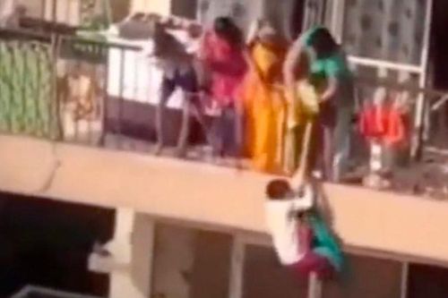 Bà mẹ 'vô cảm' để con trai mạo hiểm đu dây nhặt quần áo