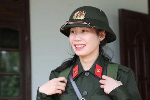 Nữ tân binh xinh đẹp cất bằng y khoa lên đường nhập ngũ